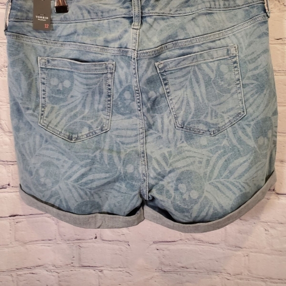NWT Torrid Skull Monday Jean Shorts - Picture 6 of 8